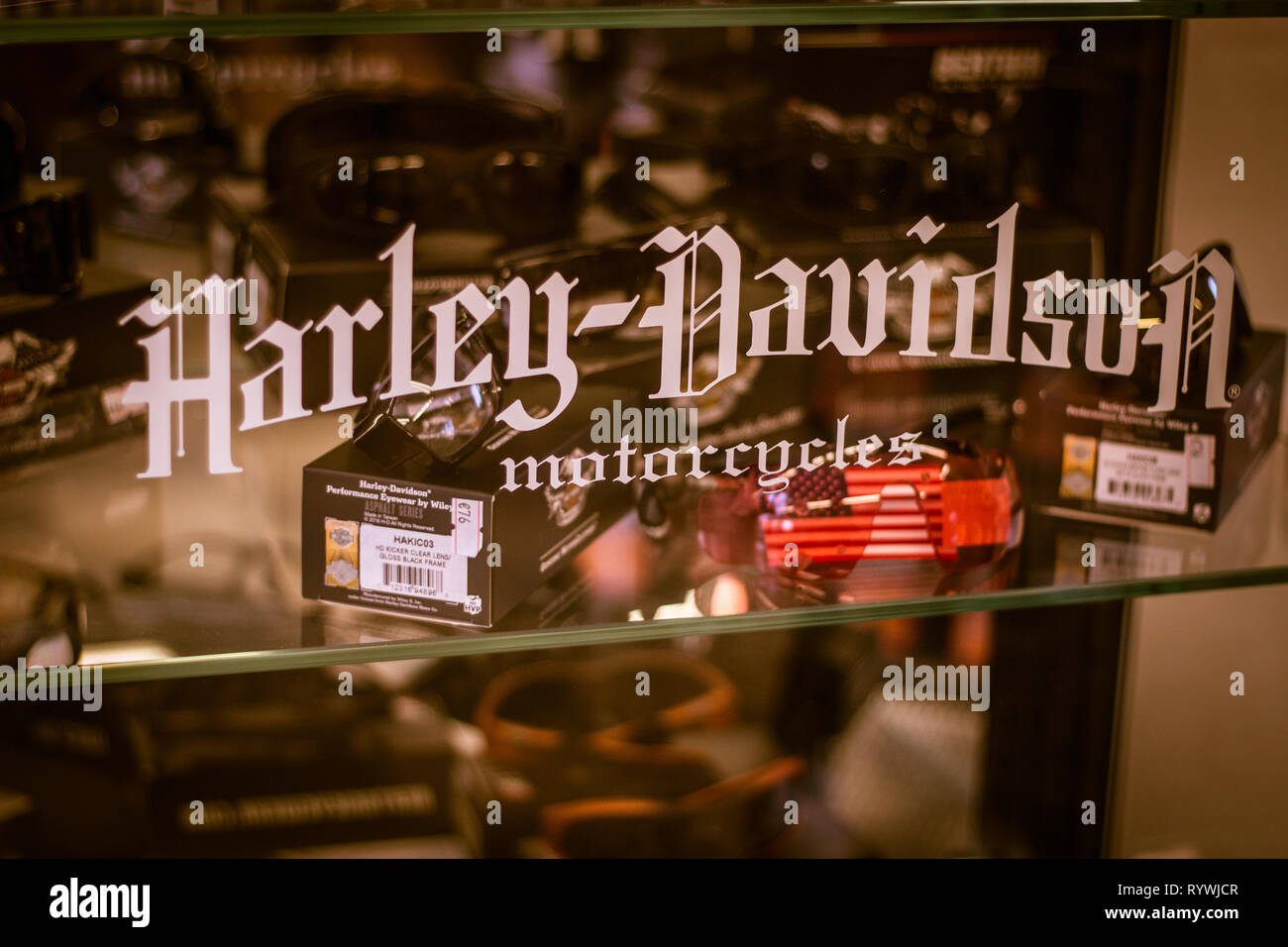 Vitrina con Harley Davidson accesorios y piezas de repuesto Fotografía de  stock - Alamy