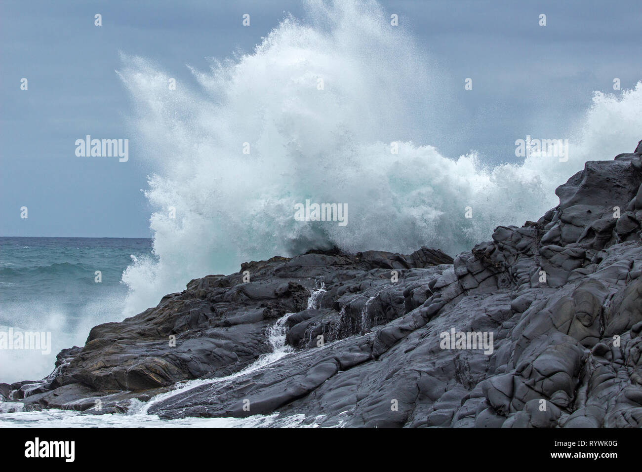 Fondo natural espumosa de olas rompiendo en la orilla de Gran Canaria Foto de stock