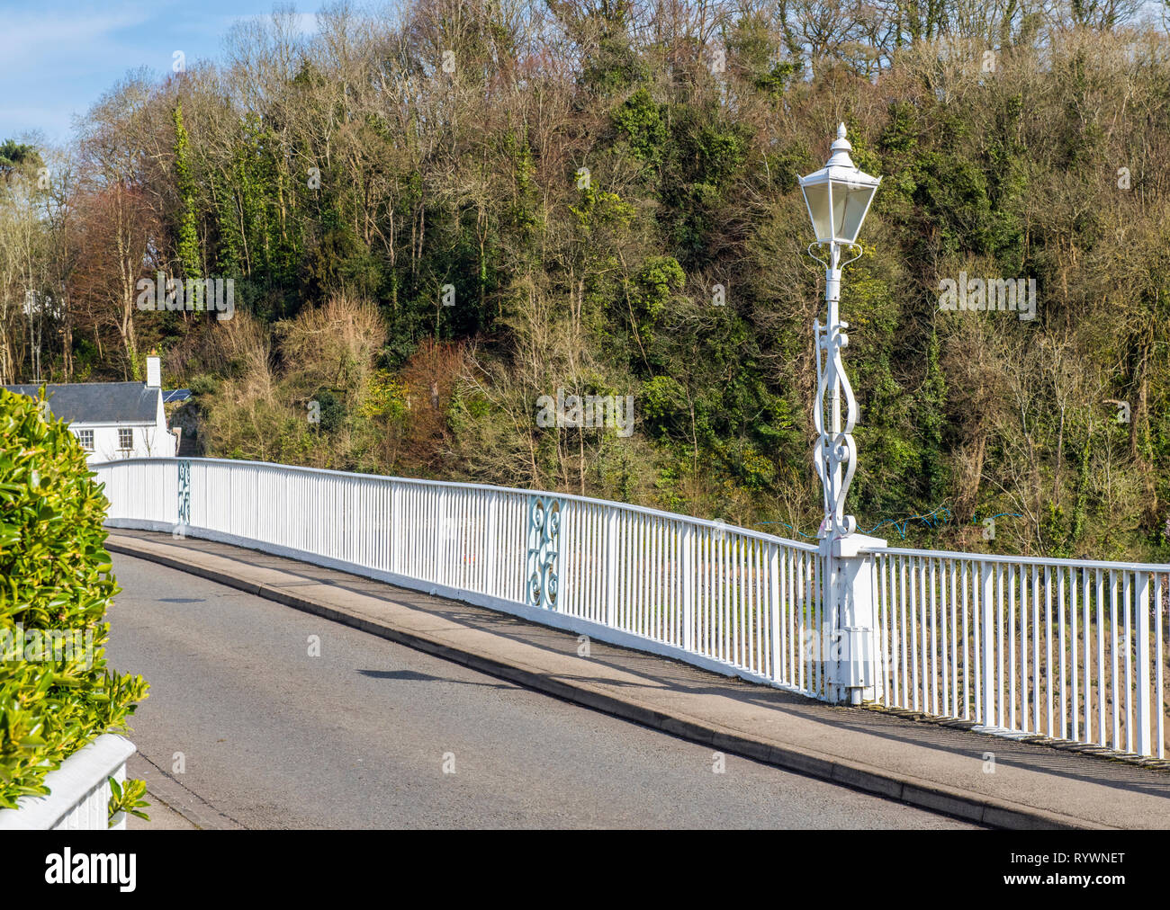 El viejo puente de hierro que separa el País de Gales de Inglaterra sobre el río Wye en Chepstow desde el lado de Gales Foto de stock
