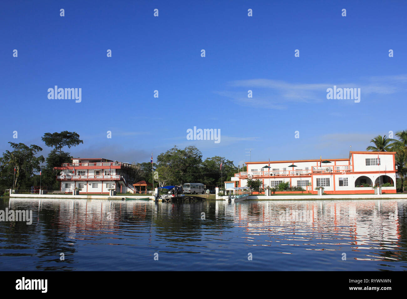 Ojo aves View Lodge en el borde de la laguna en el santuario de vida silvestre Crooked Tree, Belice Foto de stock