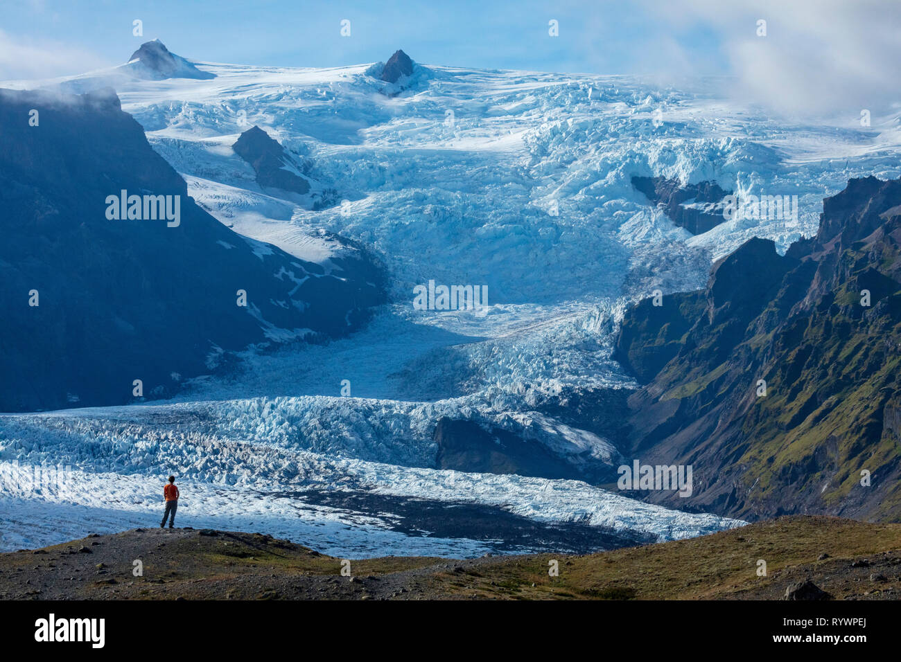 Persona empequeñecidos por la caída de hielo glaciar Kviarjokull. Casquete glaciar Vatnajokull, Sudhurland, sudeste de Islandia. Foto de stock