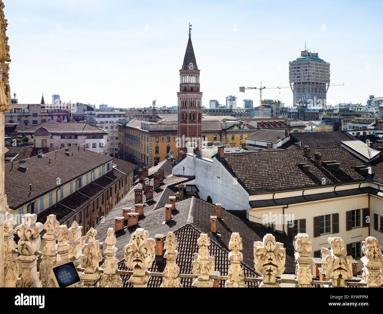 Milán, Italia - 24 de febrero de 2019: Vista del campanario de la iglesia de San Gottardo un Palazzo sobre la ciudad de Milán desde el techo de la catedral de Milán (Duomo di Milano). Foto de stock