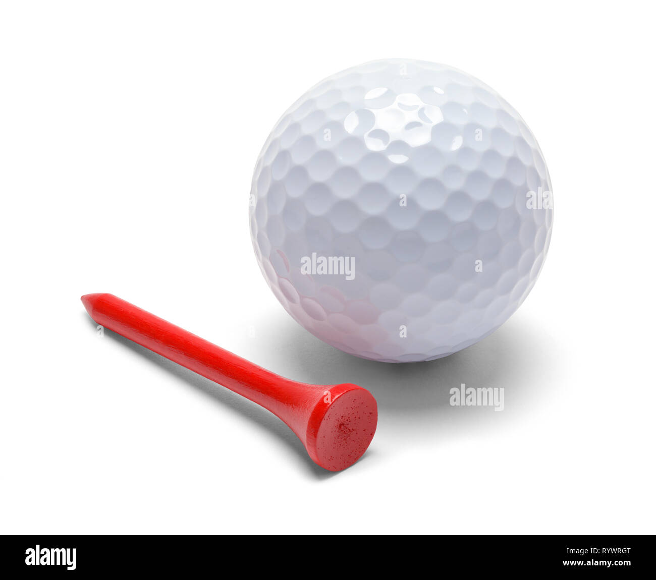 Bola de golf y tee rojo aislado en blanco. Foto de stock