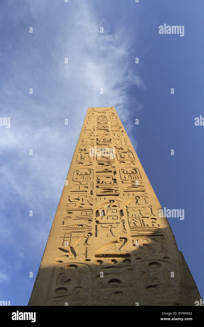 Obelisco al mediodía en el Templo de Luxor, Luxor, en el Alto Egipto, Oriente Medio Foto de stock