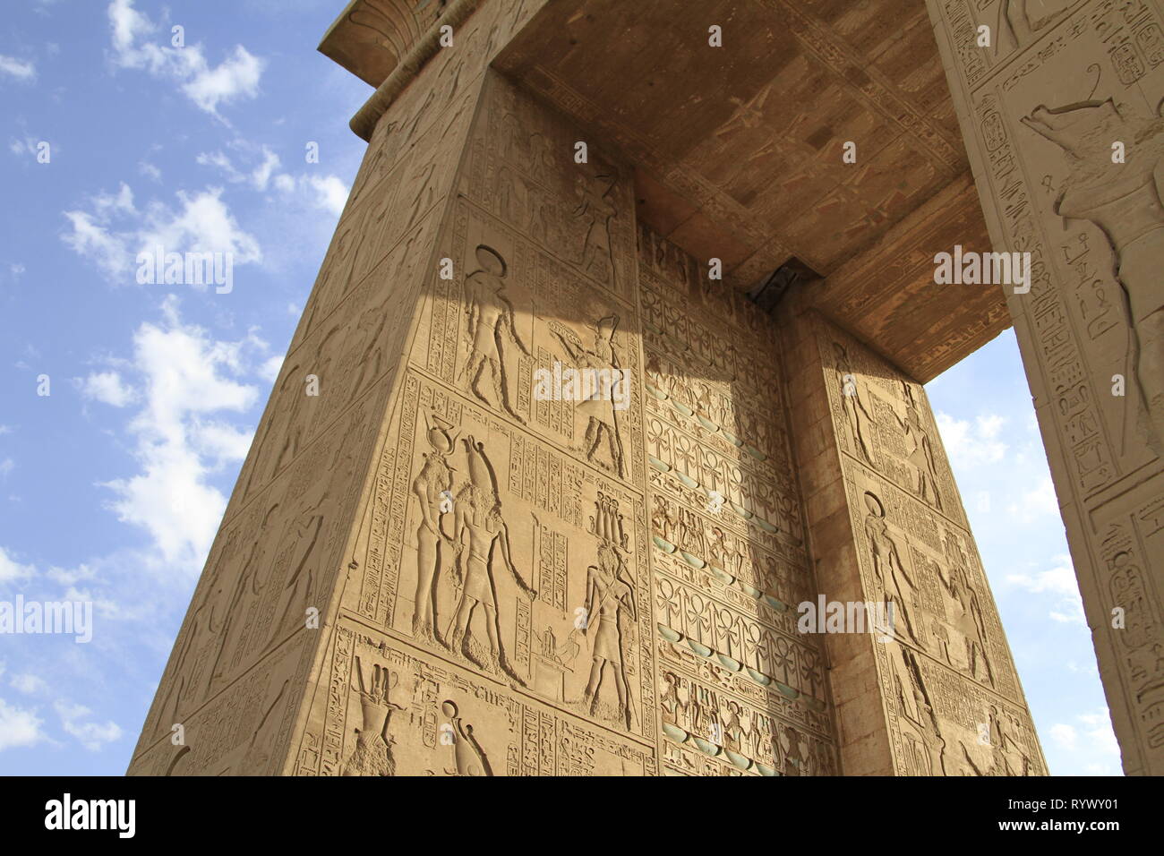 La puerta de Ptolomeo III entrada al templo de Khonsu, complejo de templos  de Karnak y Luxor, Orilla Oriental, Egipto Fotografía de stock - Alamy