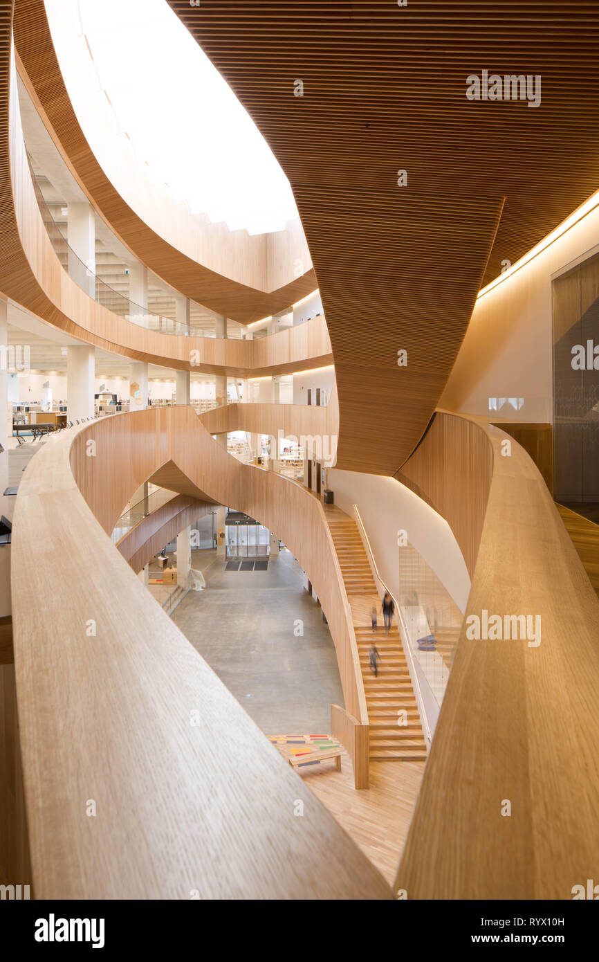 Nueva Biblioteca Central escaleras interiores con el movimiento borroso gente caminando Foto de stock