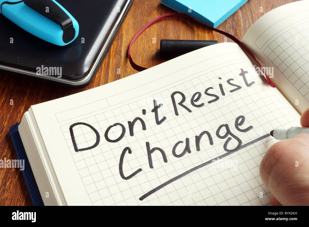No se resisten a cambiar a mano en la página. La resistencia a los cambios. Foto de stock