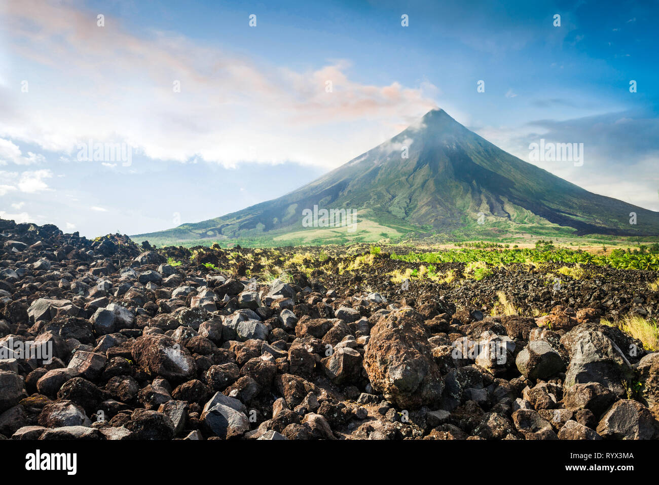 Volcán Mayon es un estratovolcán activo en Filipinas. Foto de stock