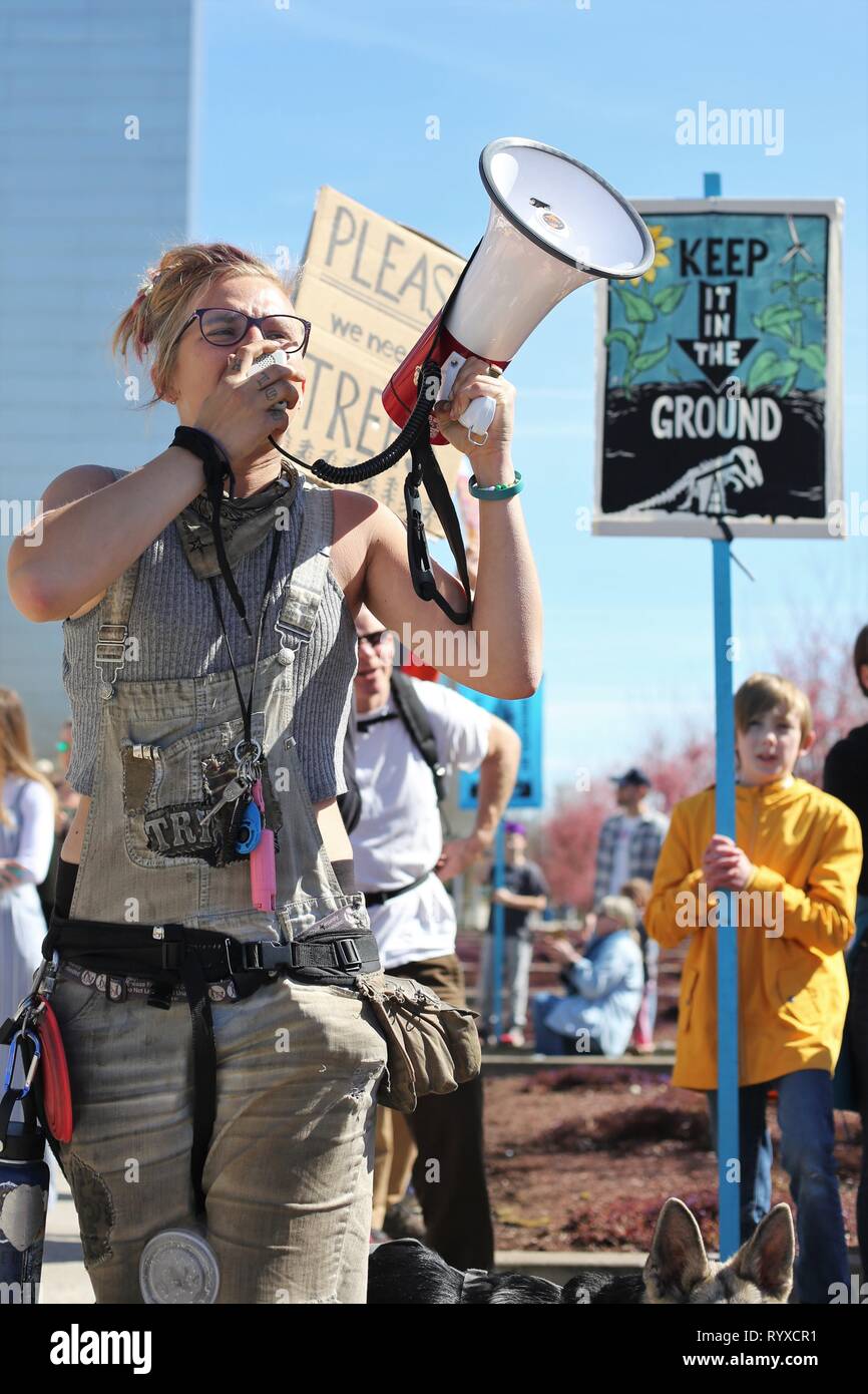 Juventud y simpatizantes se reunieron en el Clima Global Strike rally en Eugene, Oregon, USA. Foto de stock