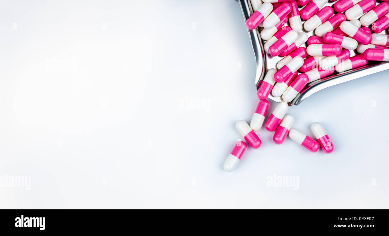 Vista superior de la cápsula blanca rosa píldoras fármaco antipsicótico bandeja. Cápsula medicamentos para el tratamiento de la depresión. Medicamentos contra la ansiedad. Global Healthcare Foto de stock