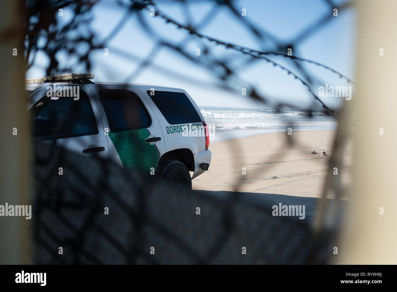 Tijuana, Baja California, México. 13 Mar, 2019. La Patrulla Fronteriza de  los Estados Unidos es visto bloqueando el muro en la frontera EEUU-México  después de que un grupo grande cortar a través