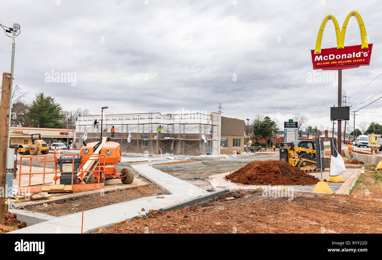HICKORY, NC, EE.UU-3/14/19: una remodelación tiene lugar en un antiguo edificio de restaurantes McDonald's. Los trabajadores de la construcción visible. Foto de stock