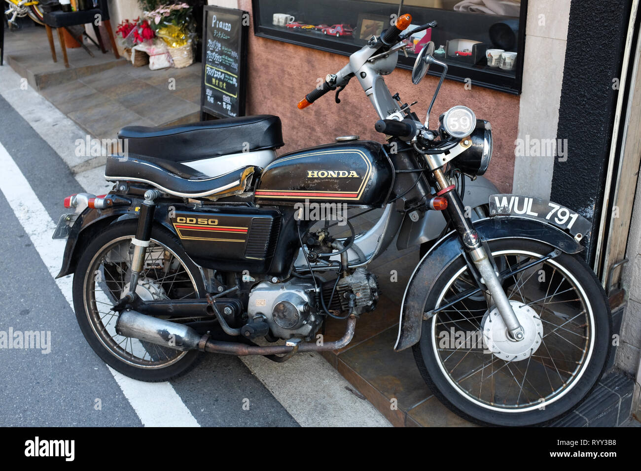 Una motocicleta Honda CD50 en Osaka, Japón Fotografía de stock - Alamy
