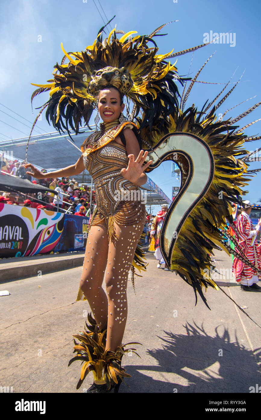 Carnival costumes dancing fotografías e imágenes de alta resolución - Alamy