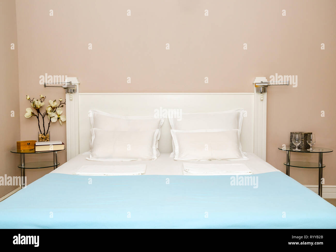 Cama doble con almohadas, sábanas y manta en un dormitorio - close-up  Fotografía de stock - Alamy