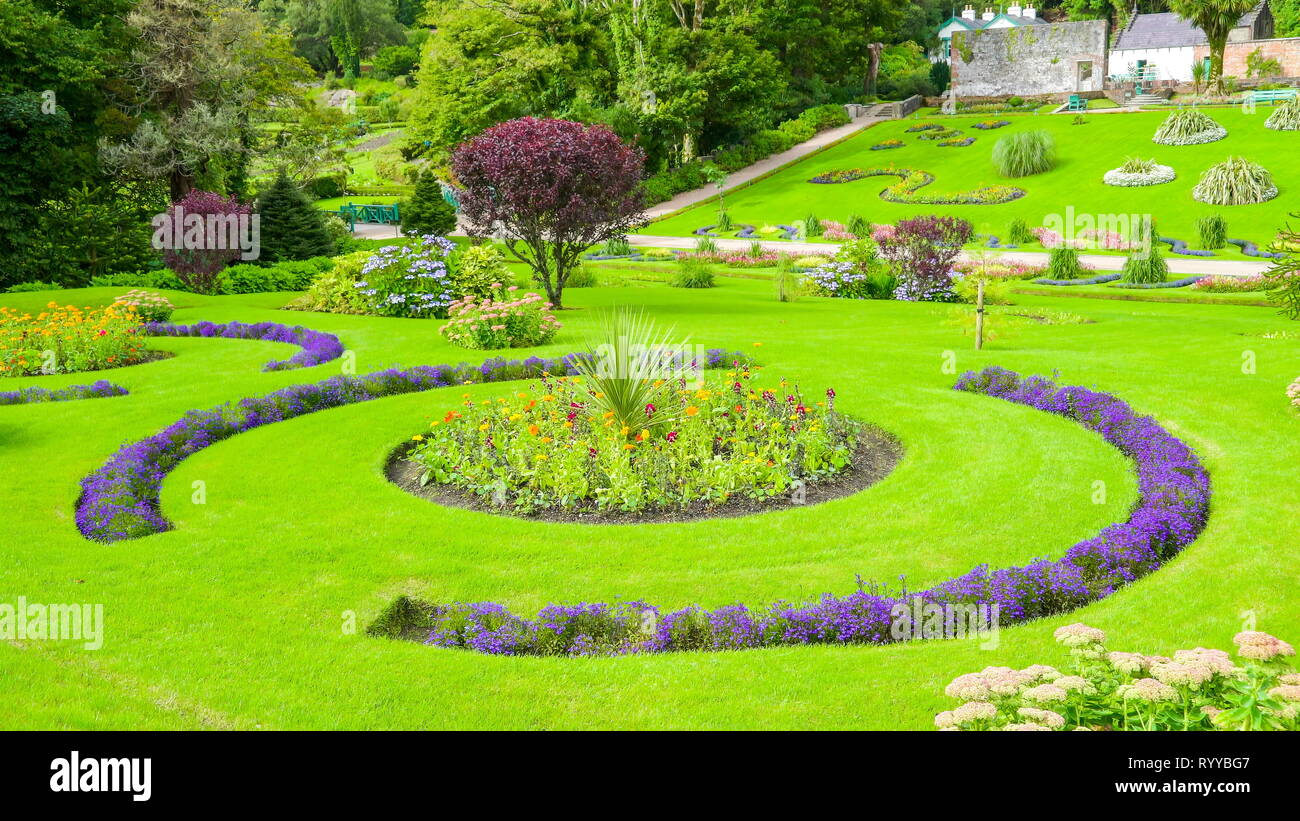 Los paisajes de hierba en el jardín de la abadía de Kylemore con bonitas plantas en el jardín de Irlanda Foto de stock