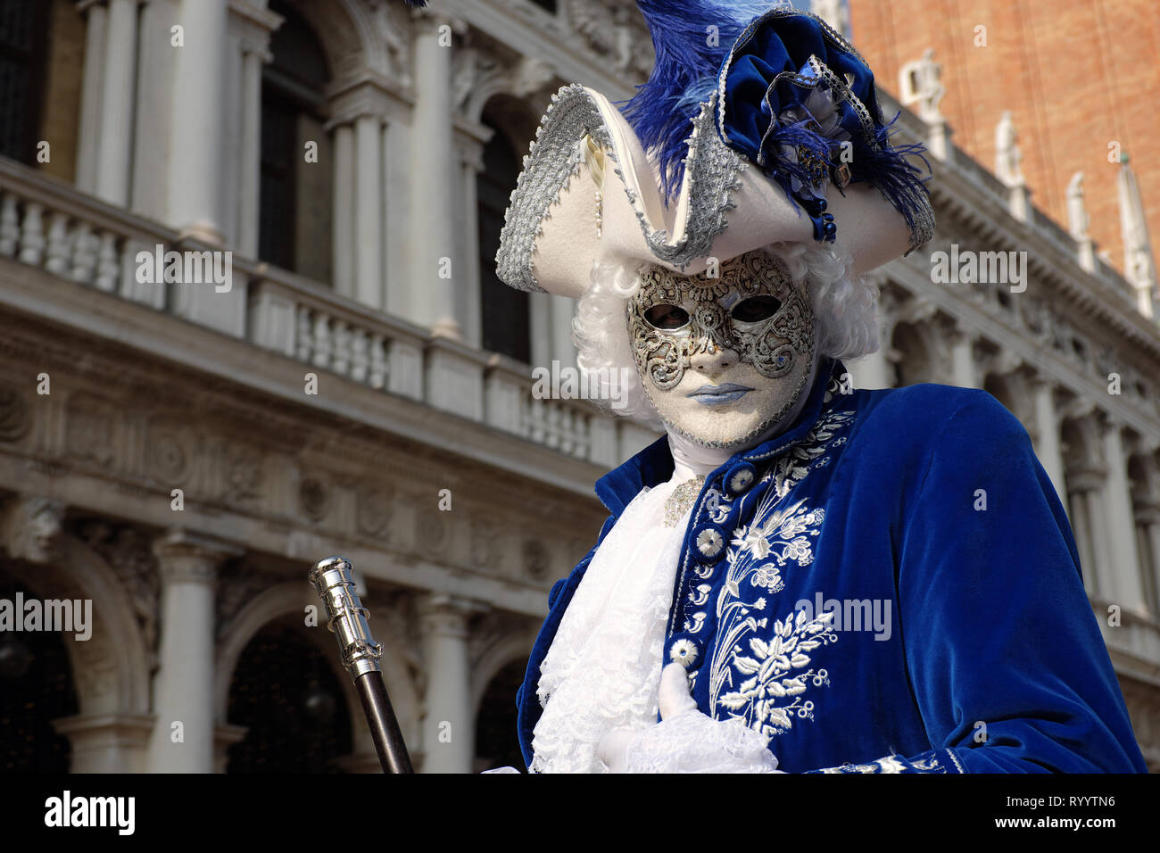 Hombre vestido de máscara tradicional y el traje del Carnaval de Venecia,  de pie en la Piazza San Marco, Venecia, Véneto, Italia Fotografía de stock  - Alamy