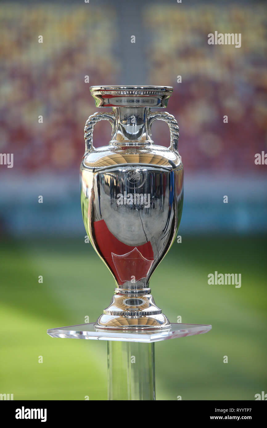 Bucarest, Rumania - Marzo 16, 2019: El original de la UEFA EURO 2020 trofeo del torneo se presentó al público en el ámbito nacional Stadium en B Foto de stock