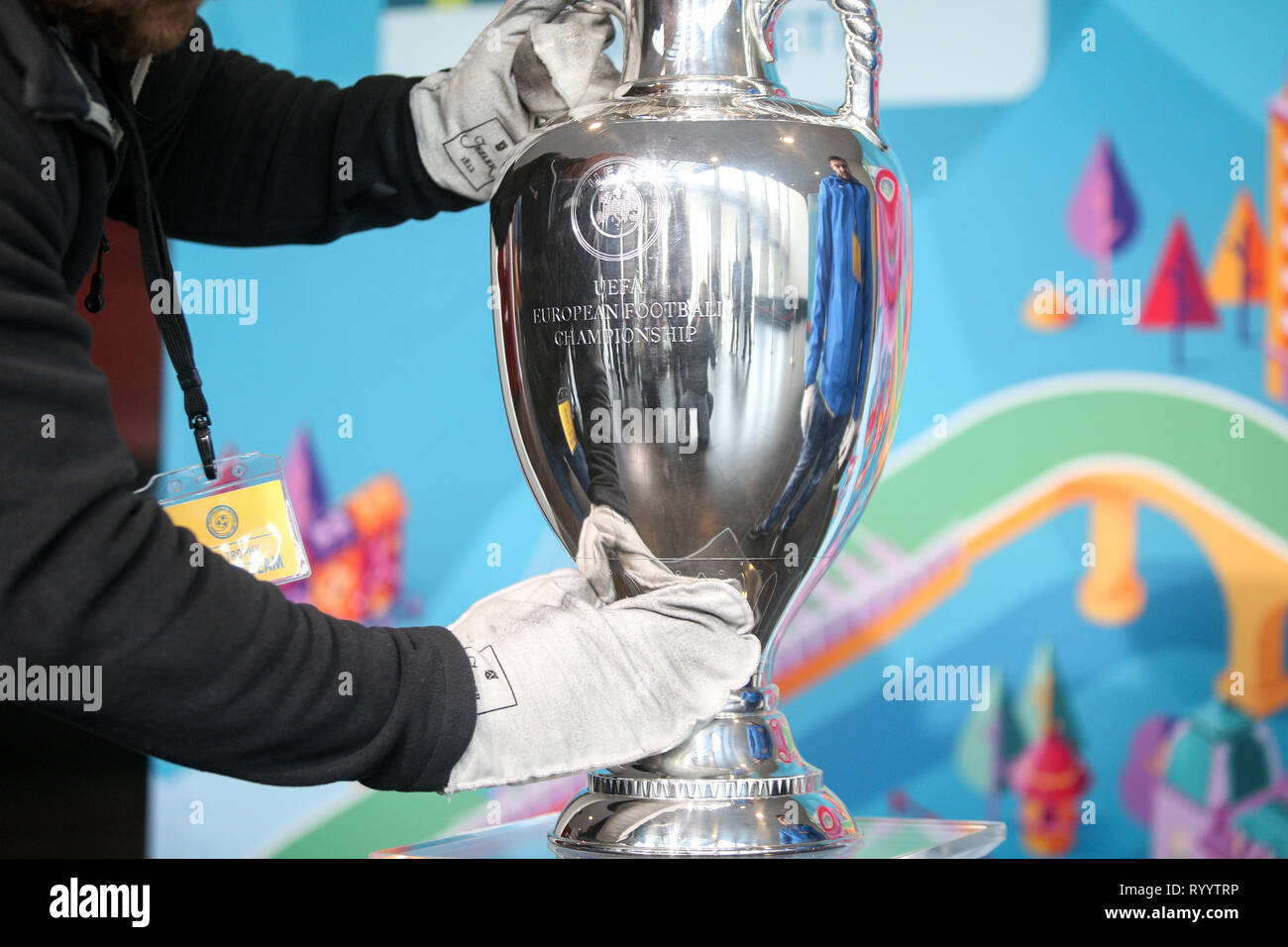 Bucarest, Rumania - Marzo 16, 2019: El original de la UEFA EURO 2020 trofeo del torneo está siendo limpiados antes de ser presentado al público en la nación Foto de stock