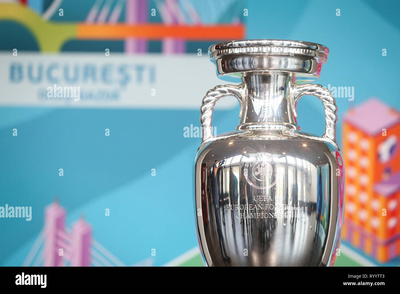 Bucarest, Rumania - Marzo 16, 2019: El original de la UEFA EURO 2020 trofeo del torneo se presentó al público en el ámbito nacional Stadium en B Foto de stock