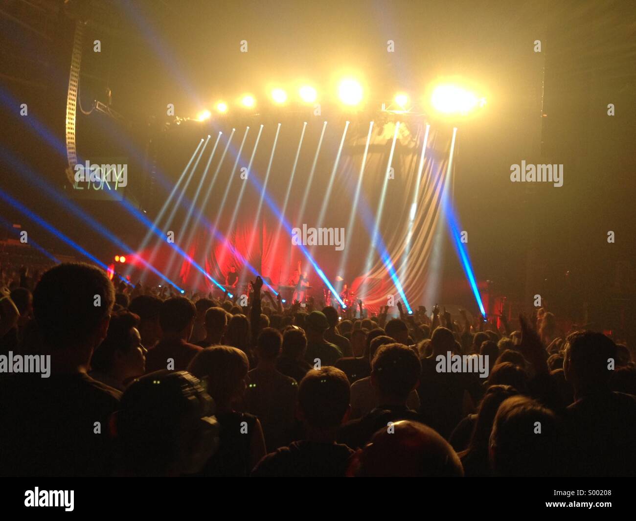 Discoteca escenario concierto banda de en vivo arena audiencia studio iluminación multitud concierto Fotografía de stock - Alamy