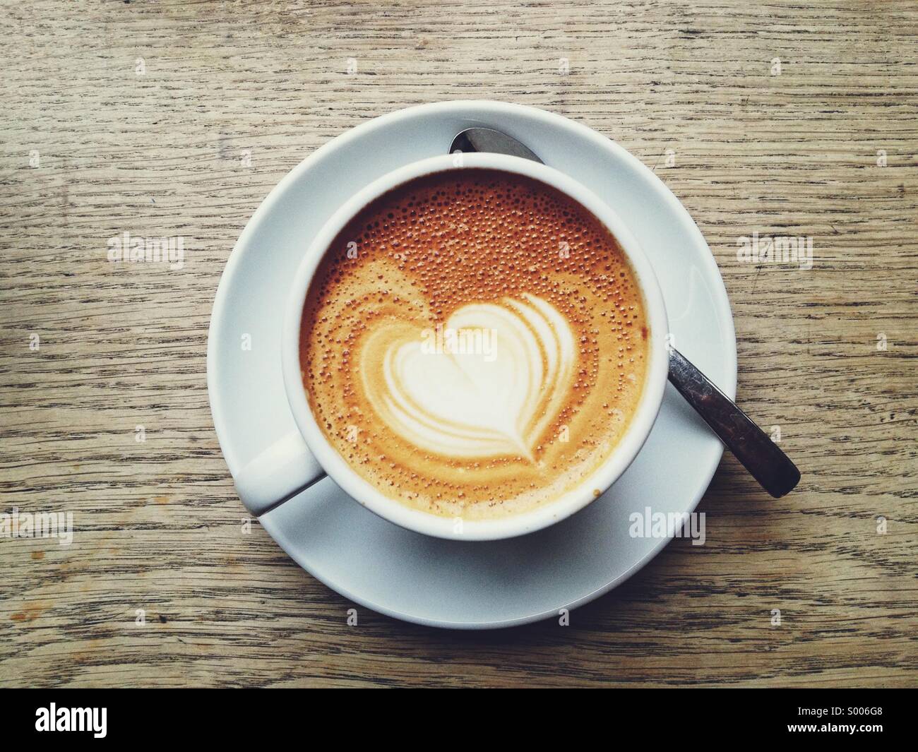 En forma de corazón en un arte café latte Foto de stock