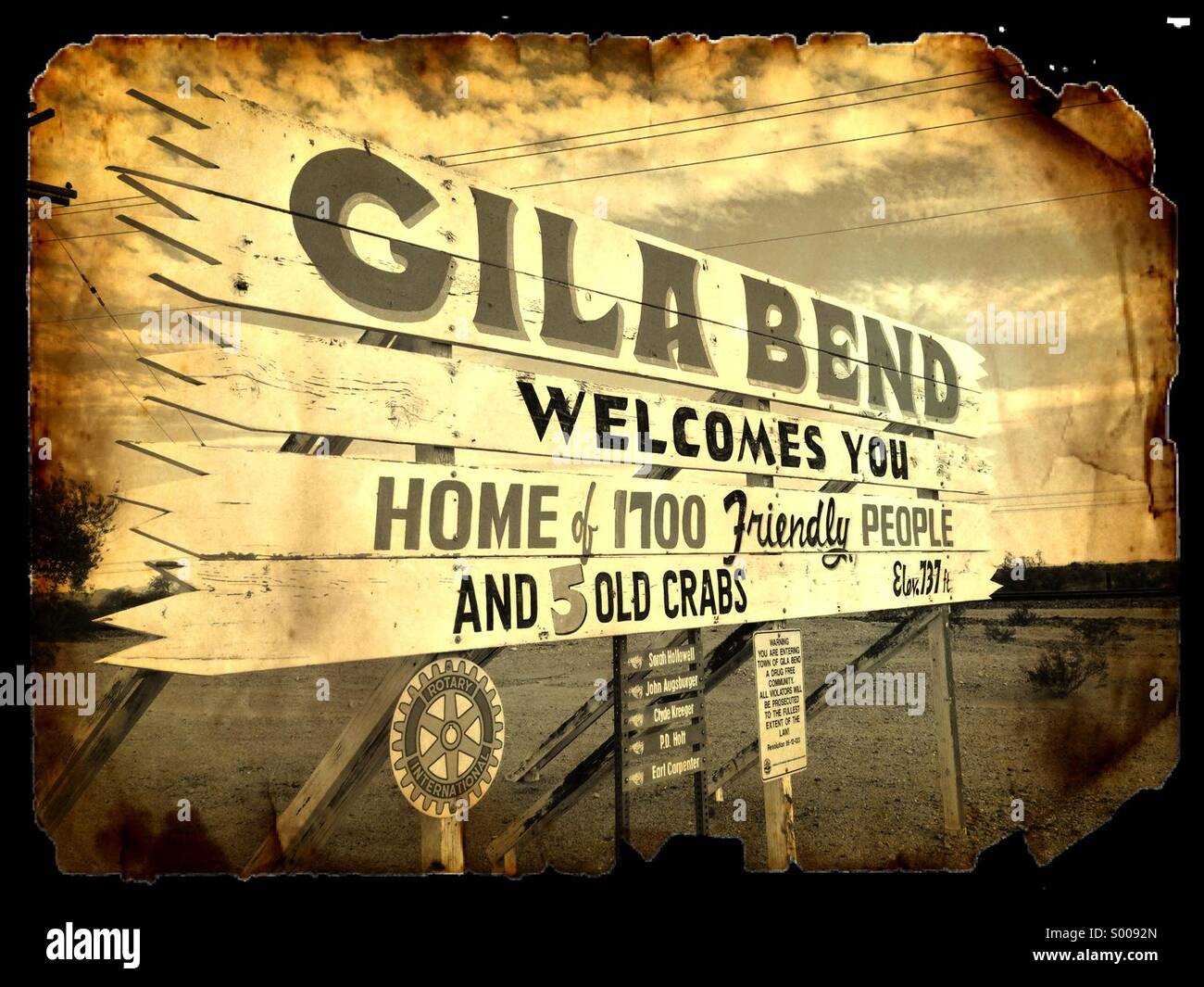 Cartel de bienvenida por la carretera de entrada a Gila Bend, Arizona Foto de stock