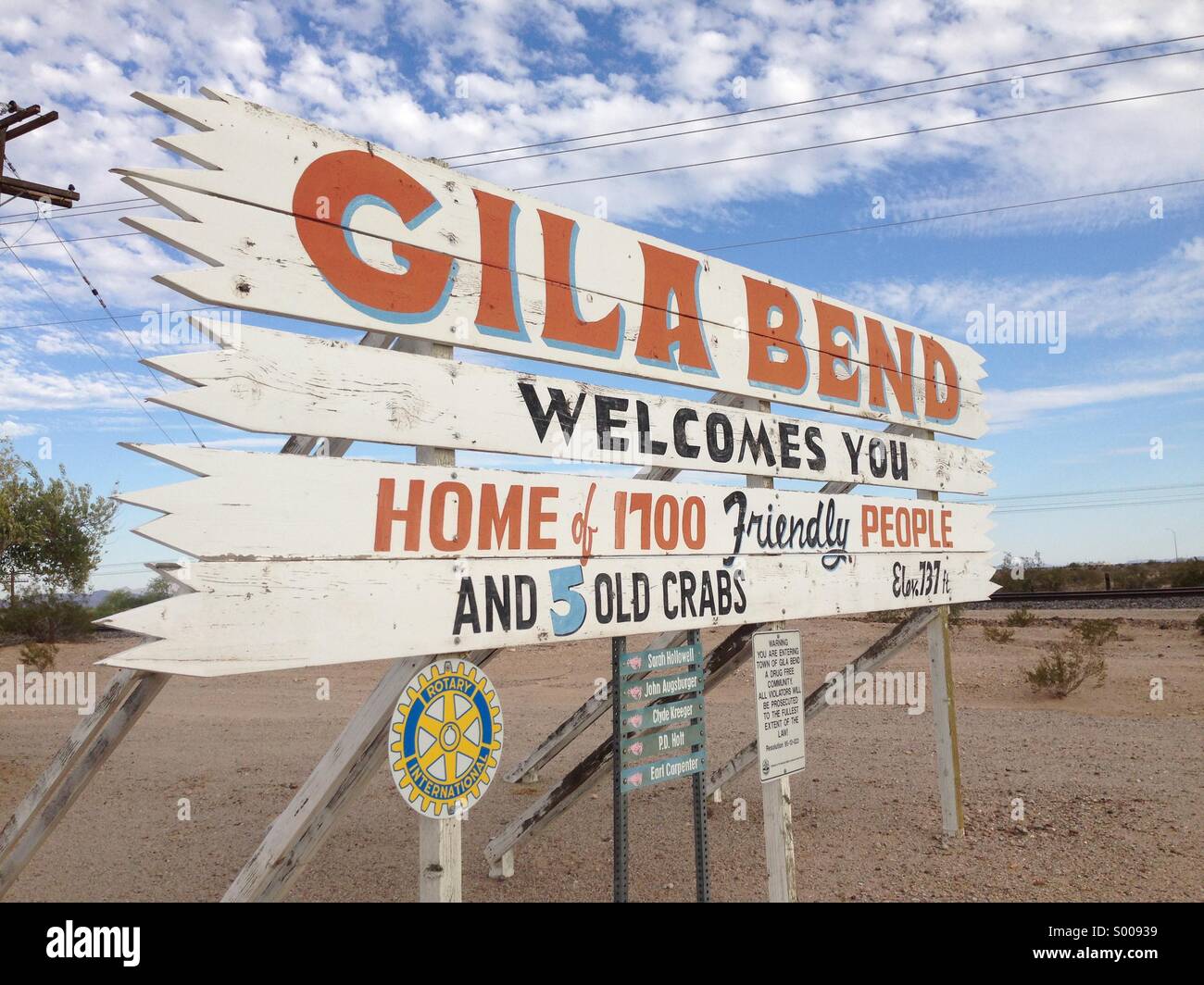 Cartel de bienvenida por autopista, entrando en el pueblo de Gila Bend, Arizona Foto de stock