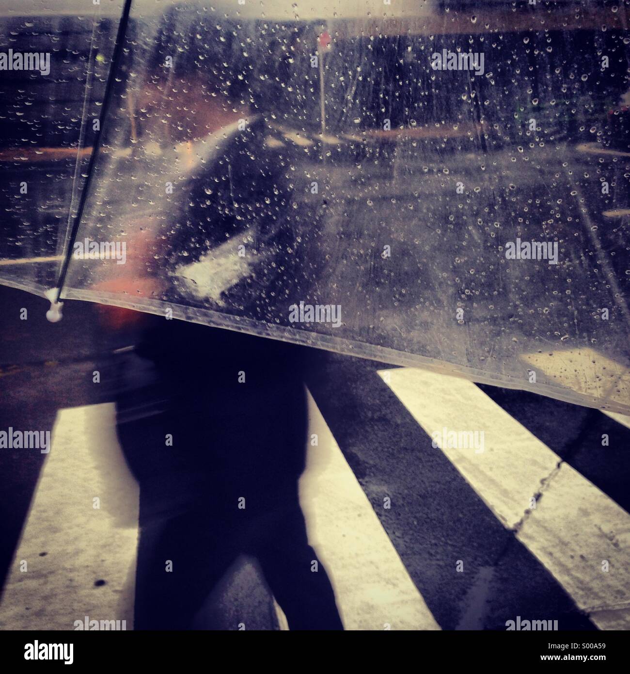 Empresario caminar bajo la lluvia en Ginza, Tokio, Japón Foto de stock