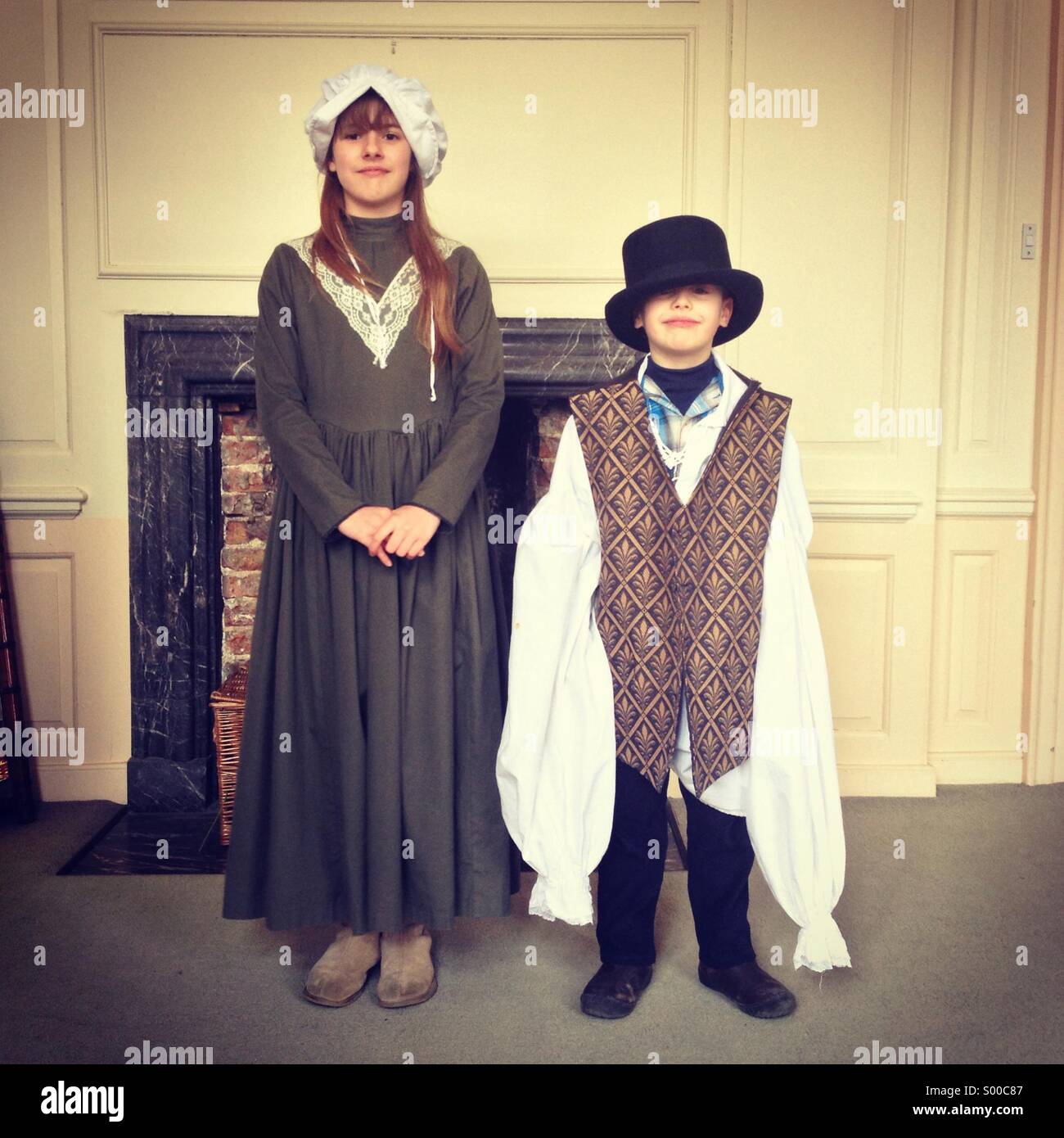 Hermano Y Hermana De Vestirse Con Ropa Antigua Fotografia De Stock Alamy