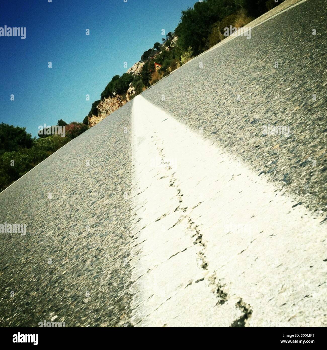 La autopista vacía. Tiros de ángulo bajo. Formato cuadrado, iPhoneography. Foto de stock