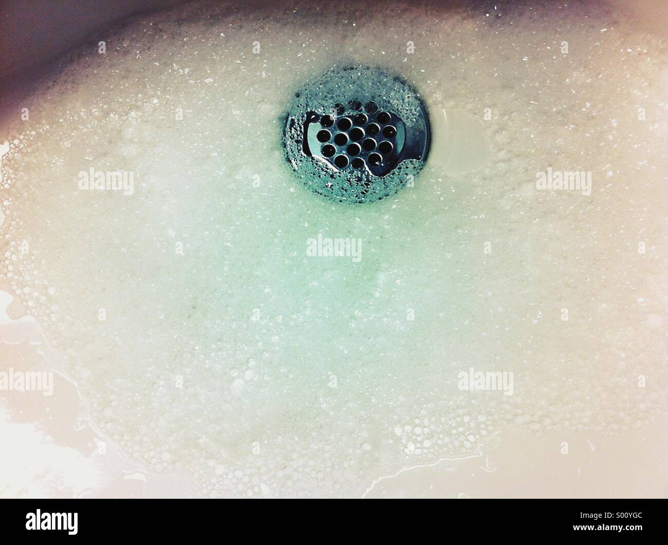 Vaciado de pompas de jabón en el lavabo del baño Fotografía de stock - Alamy