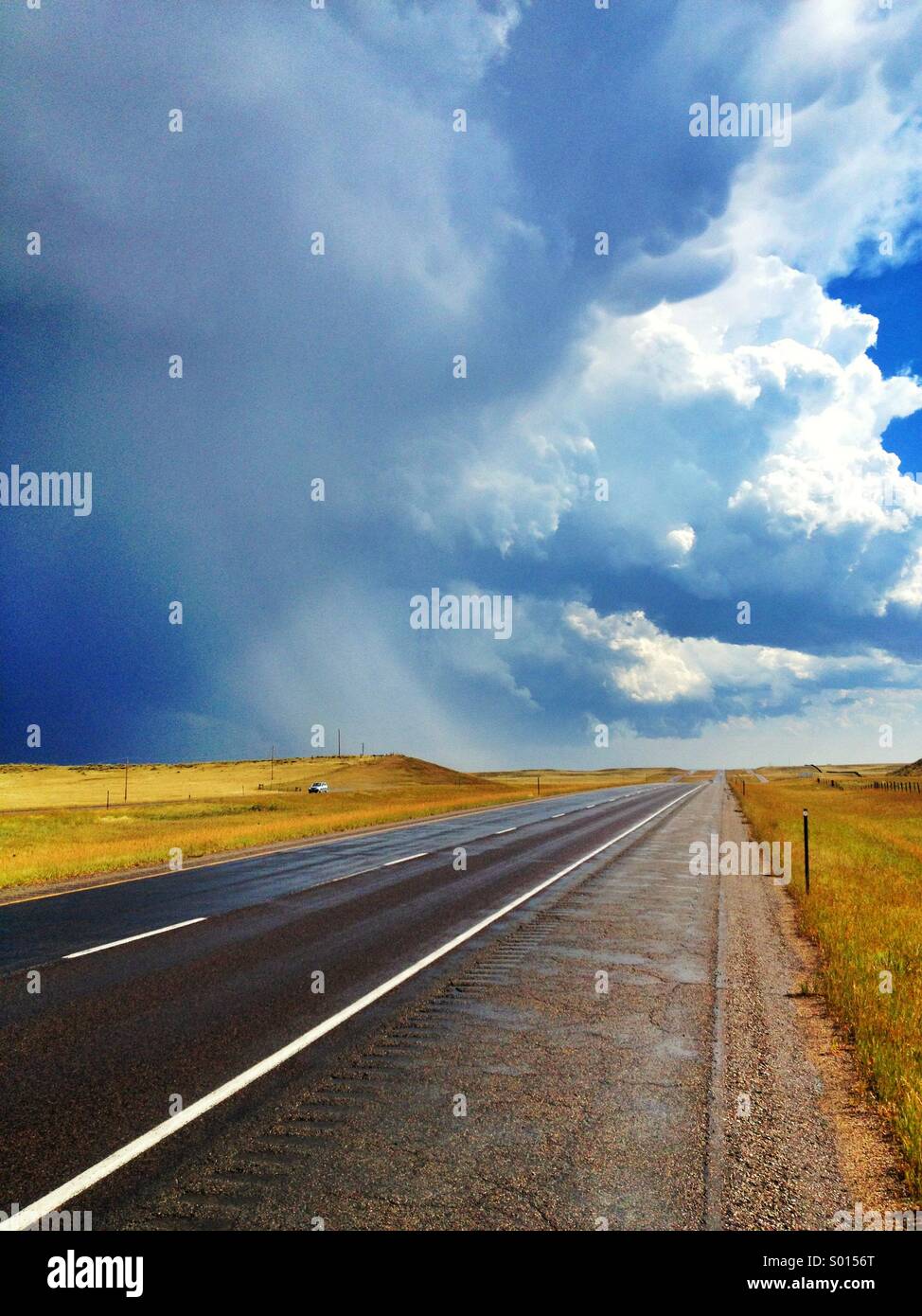 La autopista durante una tormenta en el norte de Colorado Foto de stock