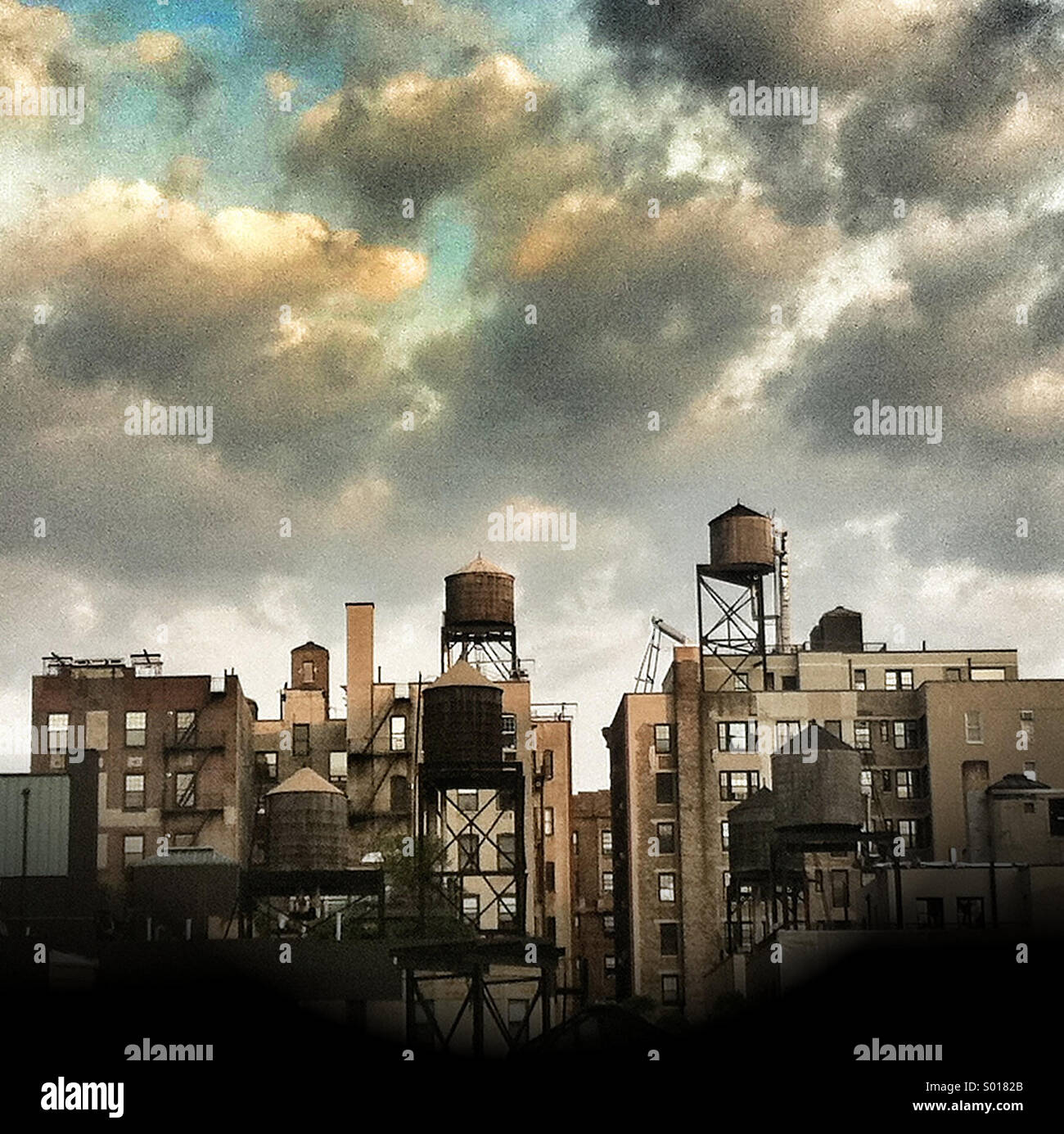 Un horizonte urbano de edificios de apartamentos en Manhattan, Ciudad de Nueva York Foto de stock