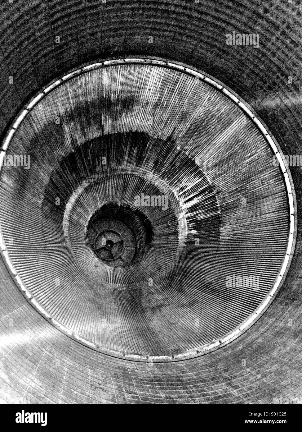 El interior de la tobera de un motor Rocketdyne F-1 como se ve en un cohete Saturno V.. Foto de stock