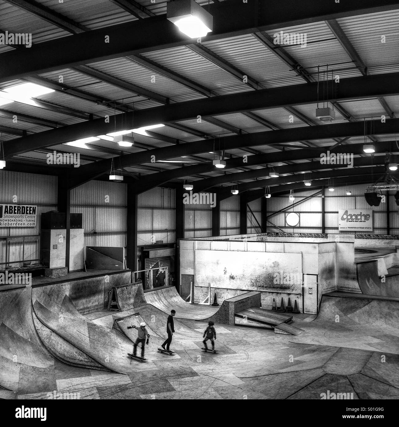 Indoor skate park Imágenes de stock en blanco y negro - Alamy