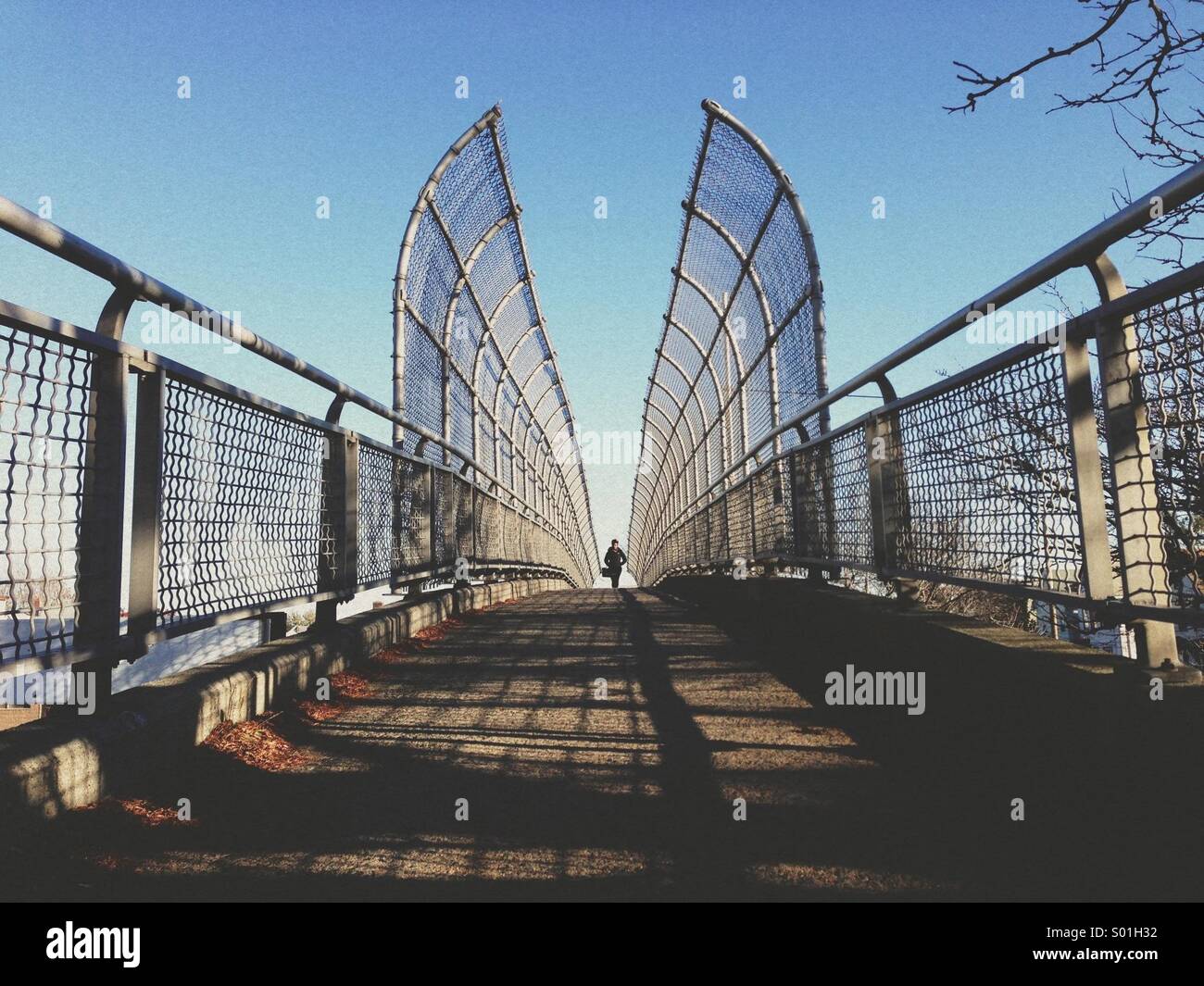 Extraño caminar sobre una pasarela Foto de stock