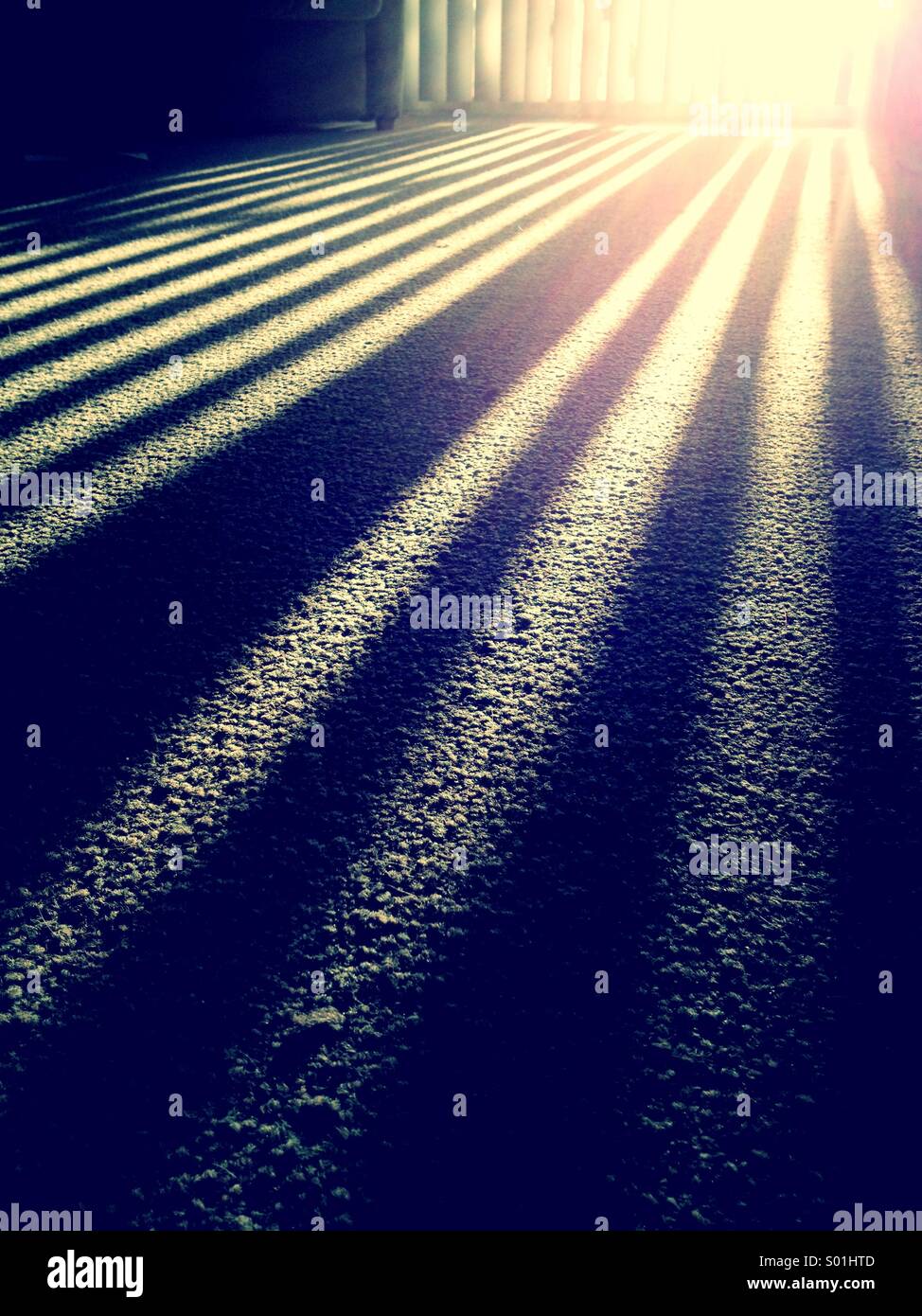 La luz del sol a través de las persianas Foto de stock