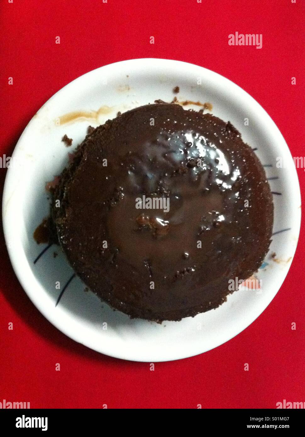 Una torta de trufas de chocolate caseras. Foto de stock