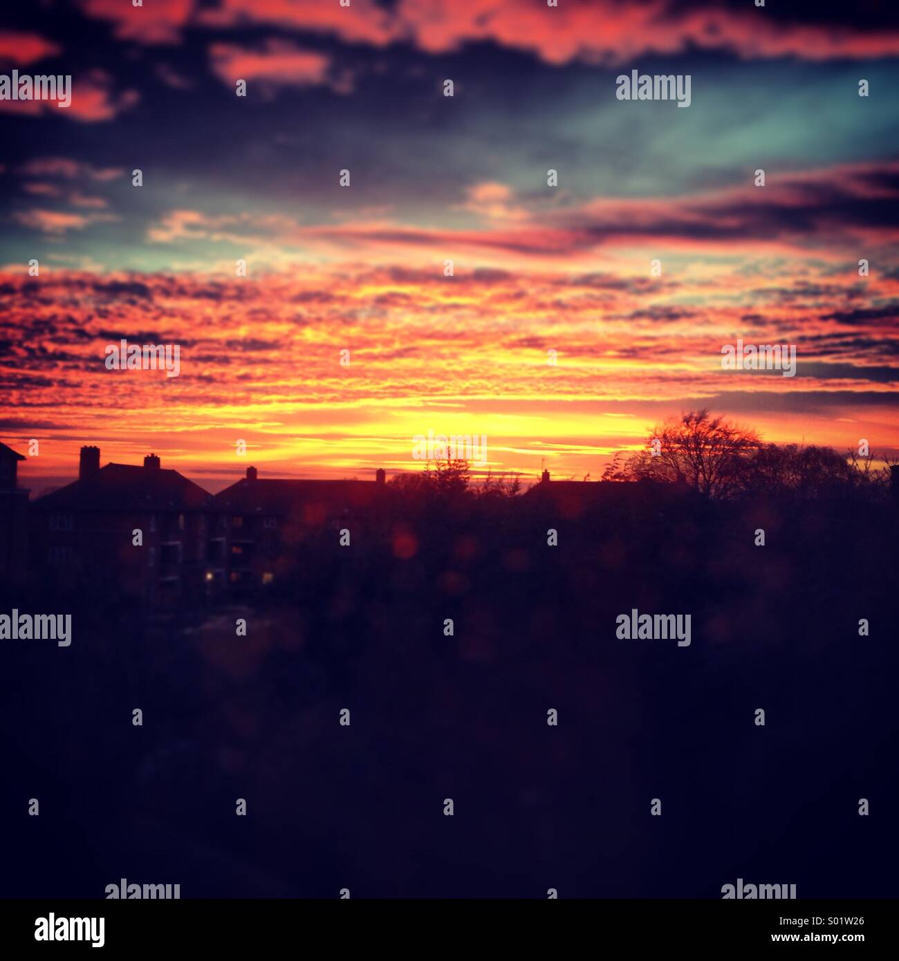 Puesta de sol sobre los tejados Foto de stock
