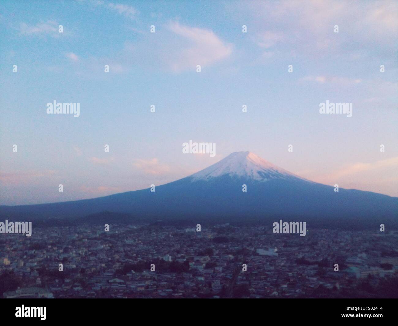 Monte Fuji en penumbra. Foto de stock