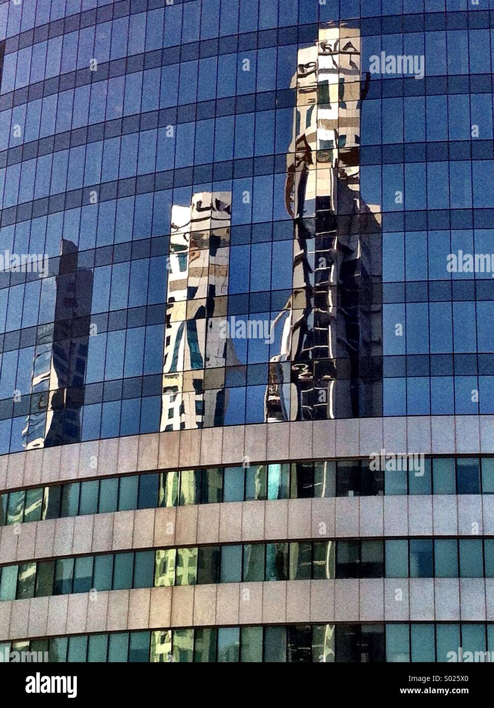 Los rascacielos reflejan en fachada de vidrio, Doha Foto de stock