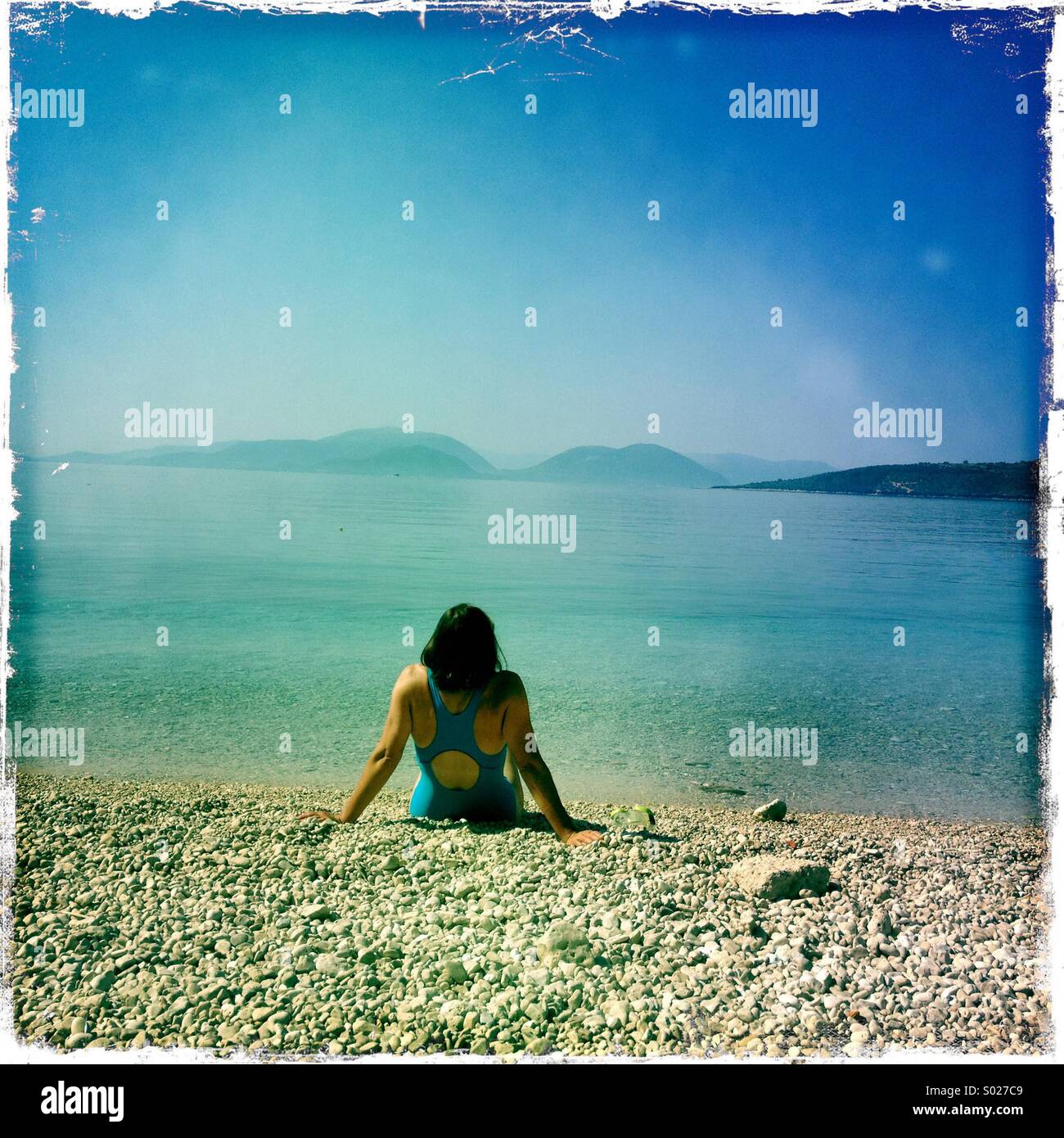 Mujer sola en la playa, Lefkada, Grecia Foto de stock
