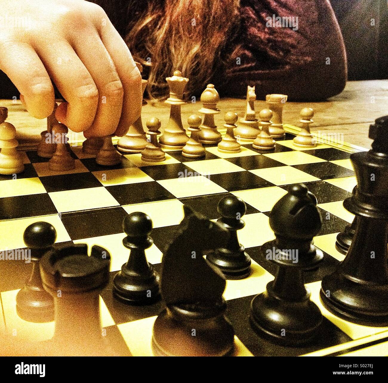 Jugando al ajedrez Foto de stock