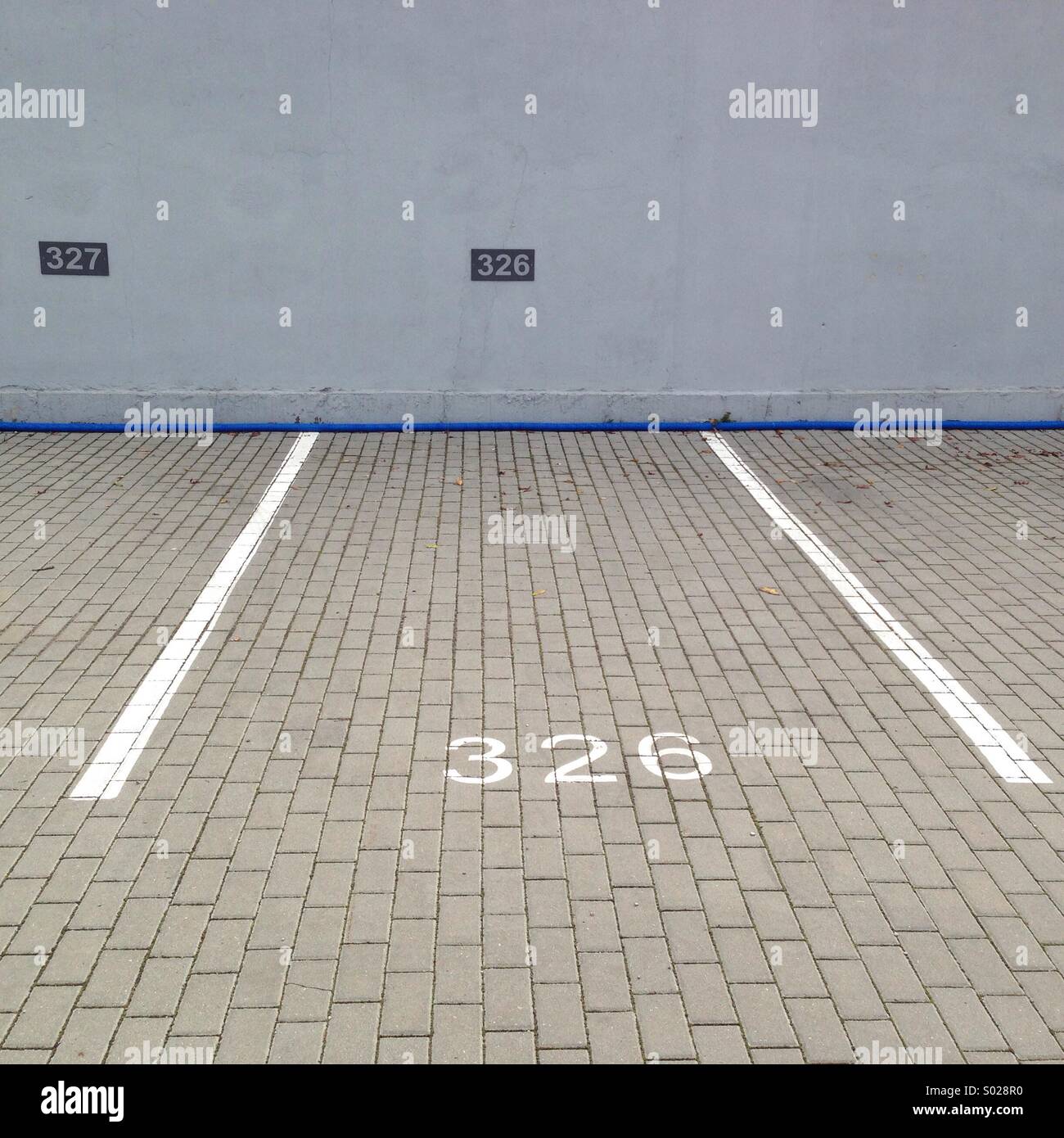 Un espacio de estacionamiento es visto cerca del Atos corporation en Bydgoszcz (Polonia). Foto de stock