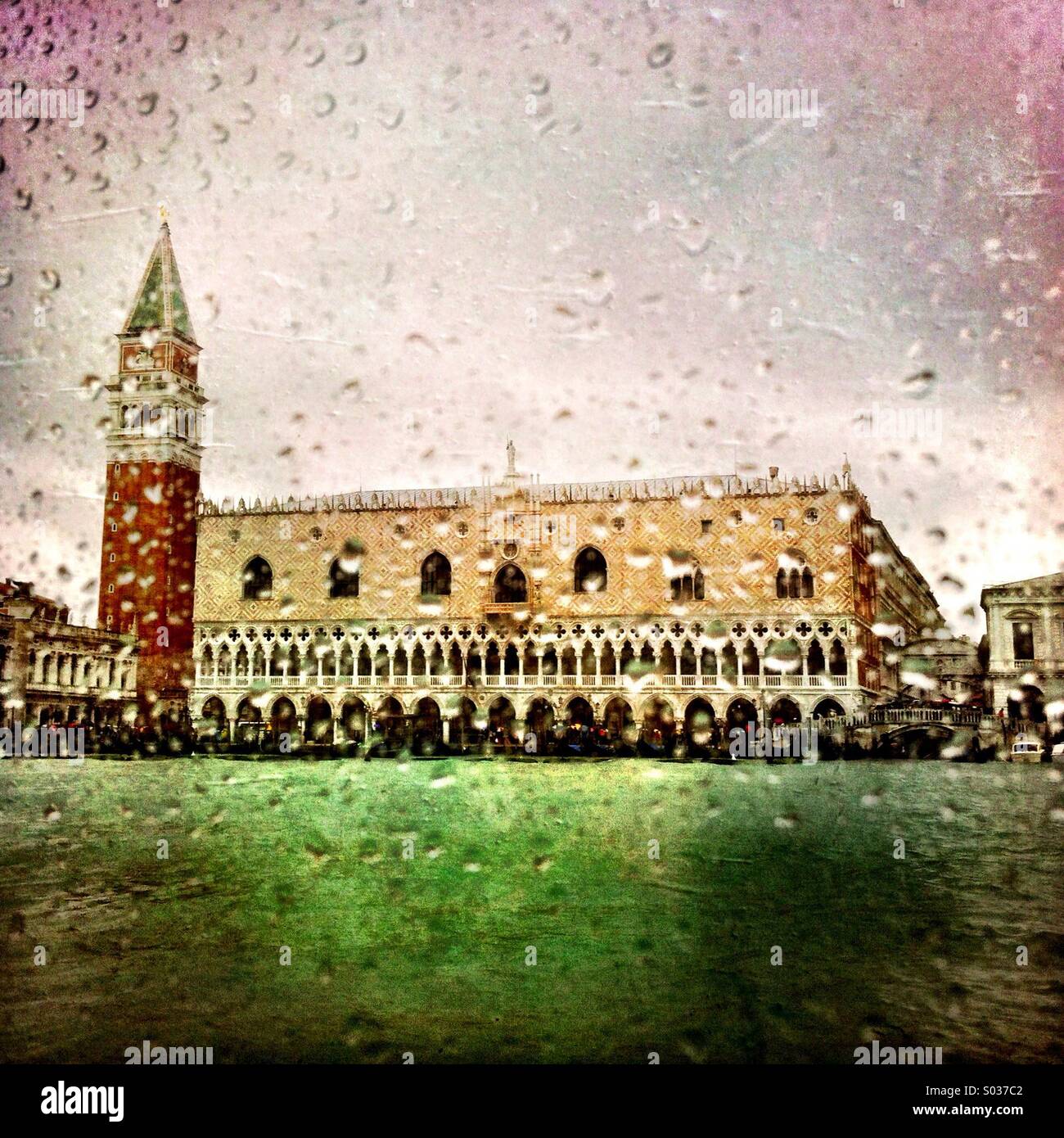 Las gotas de lluvia sobre la ventana de un taxi acuático mirando el Palacio Ducal y la torre campanario Campanile de San Marcos. Venecia, Italia. Foto de stock