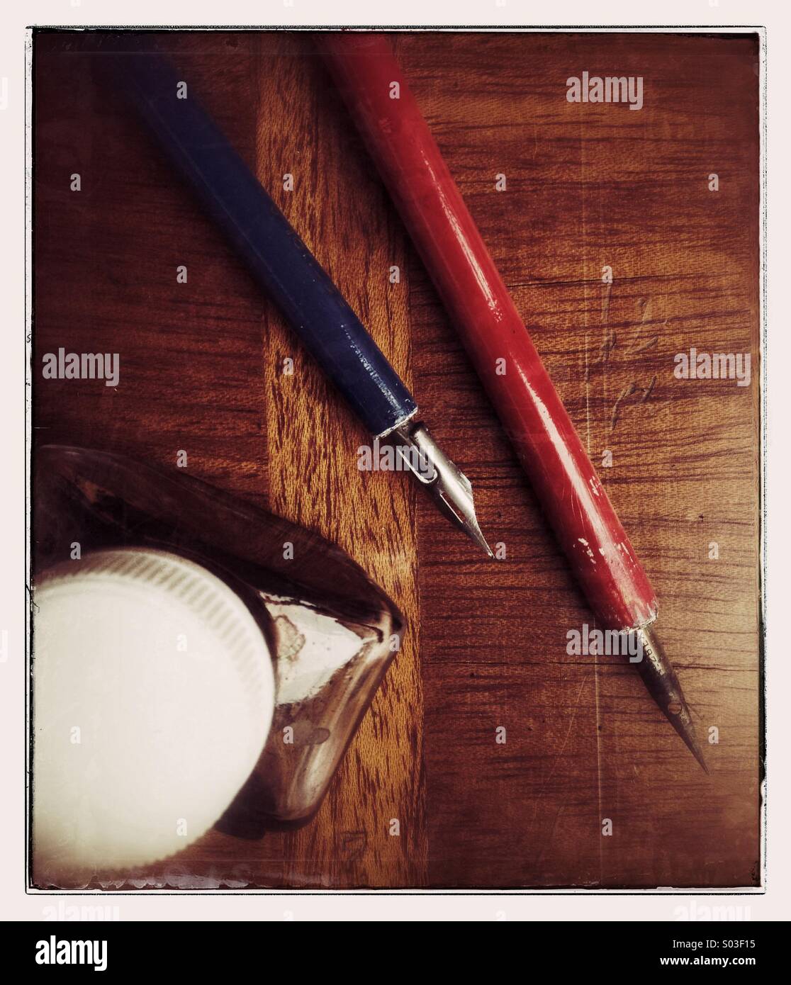 Antiguos instrumentos de escritura a mano sobre una superficie de madera  Fotografía de stock - Alamy
