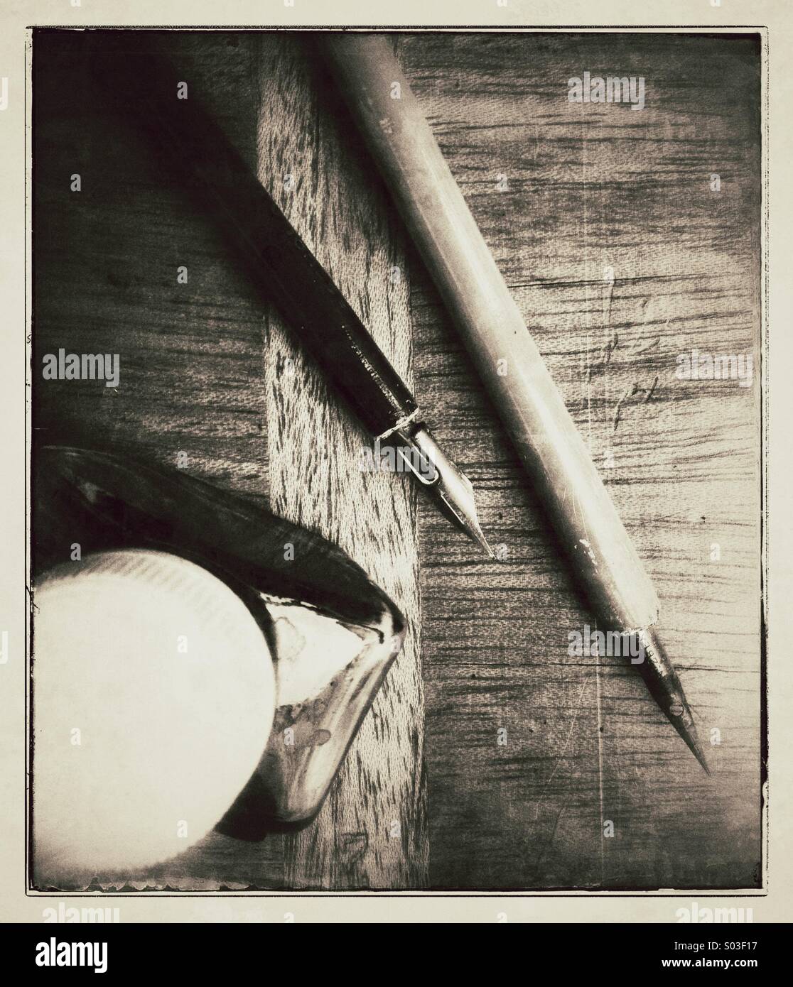 Antiguos instrumentos de escritura a mano sobre una superficie de madera  Fotografía de stock - Alamy