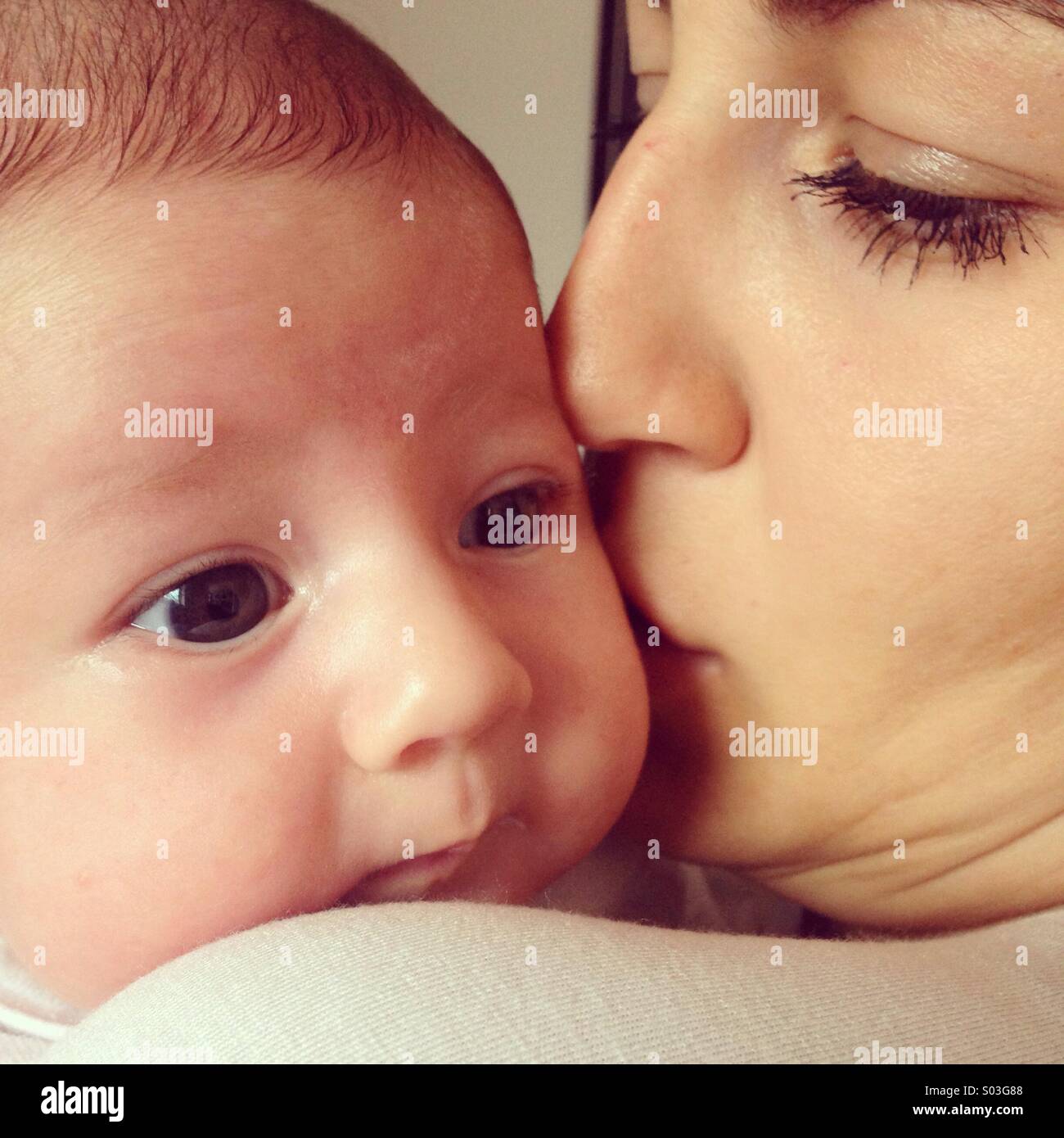 Bebé recién nacido y su madre Foto de stock