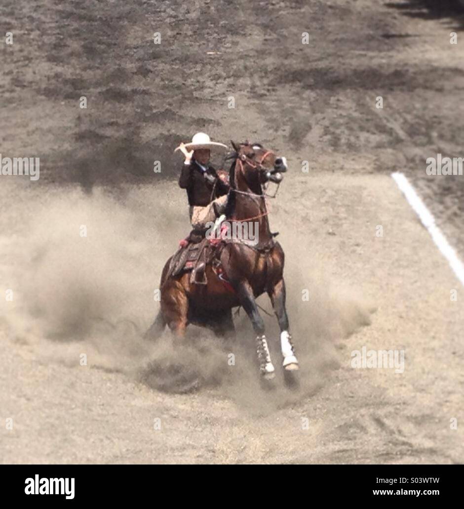 Hembra escaramuza riders montar sus caballos durante una competición en la  Ciudad de México, México. Escaramuza es la parte femenina de la charreria,  el deporte nacional mexicano Fotografía de stock - Alamy